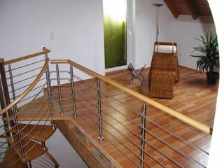 Spindeltreppe Landstuhl, lifestyle-treppen.de lifestyle-treppen.de ห้องโถงทางเดินและบันไดสมัยใหม่ ไม้ Wood effect