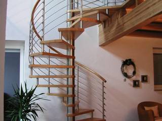 Spindeltreppe Landstuhl, lifestyle-treppen.de lifestyle-treppen.de Pasillos, vestíbulos y escaleras de estilo moderno Madera Acabado en madera