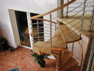 Spindeltreppe Landstuhl, lifestyle-treppen.de lifestyle-treppen.de Modern corridor, hallway & stairs Wood Wood effect