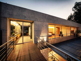 Casa Galeana, grupoarquitectura grupoarquitectura Balcones y terrazas minimalistas