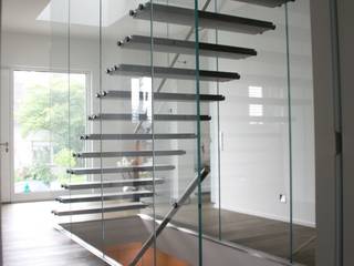 Glastragende Treppe mit Betondesignstufen, lifestyle-treppen.de lifestyle-treppen.de Pasillos, vestíbulos y escaleras modernos Hormigón