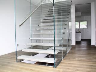 Glastragende Treppe mit Betondesignstufen, lifestyle-treppen.de lifestyle-treppen.de Pasillos, vestíbulos y escaleras de estilo moderno Hormigón