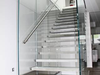 Glastragende Treppe mit Betondesignstufen, lifestyle-treppen.de lifestyle-treppen.de ห้องโถงทางเดินและบันไดสมัยใหม่ คอนกรีต