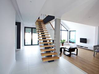 Mittelholmtreppe Minden, lifestyle-treppen.de lifestyle-treppen.de Pasillos, vestíbulos y escaleras modernos Madera Acabado en madera