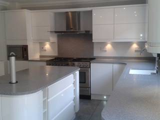 White Gloss with Minerva, Landare, Aberdare Moderne Küchen von Hitchings & Thomas Ltd Modern