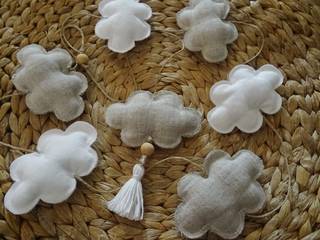 Guirlande de petits nuages, ATELIER POMPON ATELIER POMPON Quarto infantil minimalista Linho Rosa