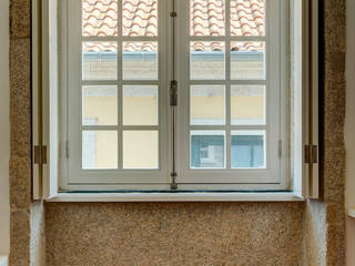 Reabilitação imóvel, Centro Histórico do Porto, Sandra Couto arquitectura Sandra Couto arquitectura Modern Windows and Doors