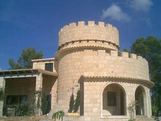 Viejo Molino Reformado Estilo Castillo., Balear de Reformas y Servicios Integrales 2012 S.L. Balear de Reformas y Servicios Integrales 2012 S.L. Rustic style balcony, porch & terrace