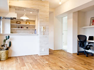 都会のビーチハウス, 株式会社Standard 株式会社Standard Living room Solid Wood Multicolored