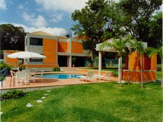 Vista de la piscina y bar parrillera. OMAR SEIJAS, ARQUITECTO Piscinas de estilo tropical