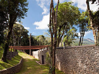 Casa Joaci de Oliveira, Enrico Benedetti Arquitetos Enrico Benedetti Arquitetos カントリーな 家