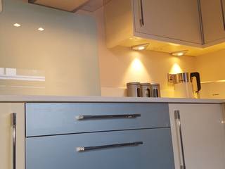 Blue & Cream Gloss Kitchen, Aberdare, South Wales, Hitchings & Thomas Ltd Hitchings & Thomas Ltd Moderne Küchen Blau