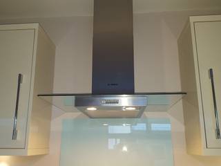 Blue & Cream Gloss Kitchen, Aberdare, South Wales, Hitchings & Thomas Ltd Hitchings & Thomas Ltd Кухня в стиле модерн