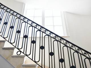 Fotografía inmobiliaria, Marca de Casa Marca de Casa Classic style corridor, hallway and stairs Iron/Steel