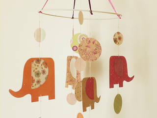 Mobile famille éléphants et ronds, Marina Rouzé Marina Rouzé Chambre d'enfant moderne Papier