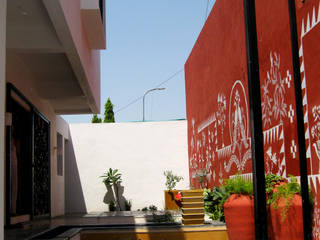 THE CAFTED HOUSE , ar.dhananjay pund architects & designers ar.dhananjay pund architects & designers حديقة