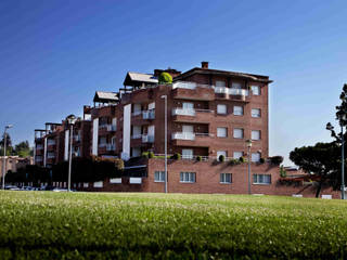 Conjunto residencial de 3 bloques plurifamiliares en Vic (Barcelona), ALENTORN i ALENTORN ARQUITECTES, SLP ALENTORN i ALENTORN ARQUITECTES, SLP Casas modernas: Ideas, imágenes y decoración Ladrillos