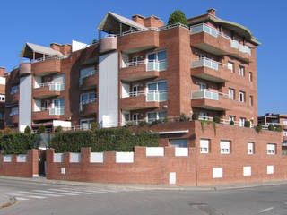 Conjunto residencial de 3 bloques plurifamiliares en Vic (Barcelona), ALENTORN i ALENTORN ARQUITECTES, SLP ALENTORN i ALENTORN ARQUITECTES, SLP Modern houses Bricks