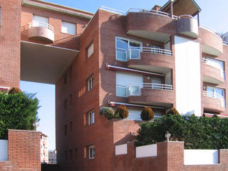 Conjunto residencial de 3 bloques plurifamiliares en Vic (Barcelona), ALENTORN i ALENTORN ARQUITECTES, SLP ALENTORN i ALENTORN ARQUITECTES, SLP 現代房屋設計點子、靈感 & 圖片 磚塊
