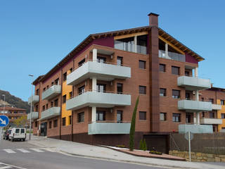 Conjunto residencial de 3 bloques plurifamiliares en Sta. Eulàlia de Riuprimer (Barcelona), ALENTORN i ALENTORN ARQUITECTES, SLP ALENTORN i ALENTORN ARQUITECTES, SLP Casas estilo moderno: ideas, arquitectura e imágenes Ladrillos