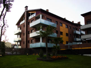 Conjunto residencial de 3 bloques plurifamiliares en Sta. Eulàlia de Riuprimer (Barcelona), ALENTORN i ALENTORN ARQUITECTES, SLP ALENTORN i ALENTORN ARQUITECTES, SLP Casas modernas: Ideas, imágenes y decoración Ladrillos