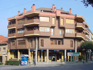 Bloque de 8 viviendas, oficinas y local social en Taradell (Barcelona), ALENTORN i ALENTORN ARQUITECTES, SLP ALENTORN i ALENTORN ARQUITECTES, SLP Modern houses Bricks