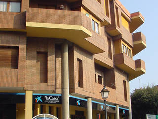 Bloque de 8 viviendas, oficinas y local social en Taradell (Barcelona), ALENTORN i ALENTORN ARQUITECTES, SLP ALENTORN i ALENTORN ARQUITECTES, SLP Modern houses Bricks