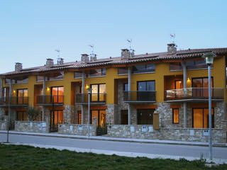 Conjunto de 5+5 viviendas en hilera en Tona (Barcelona), ALENTORN i ALENTORN ARQUITECTES, SLP ALENTORN i ALENTORN ARQUITECTES, SLP Casas estilo moderno: ideas, arquitectura e imágenes Ladrillos