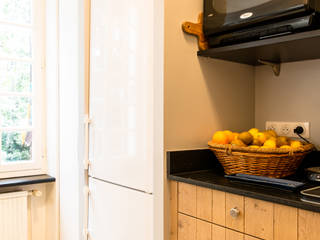 CUISINE EVOLUTION EN CHENE MASSIF & MIAMI WHITE, MJ Home MJ Home Classic style kitchen Solid Wood Multicolored