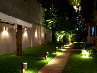 Res. Umarizal, L+A Arquitetura de iluminação L+A Arquitetura de iluminação Country style garden