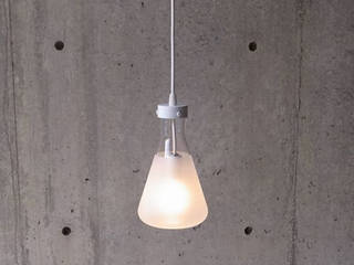 FLASK - Pendant Lamp, abode Co., Ltd. abode Co., Ltd. Phòng khách phong cách tối giản