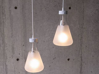 FLASK - Pendant Lamp, abode Co., Ltd. abode Co., Ltd. Minimalistyczny salon