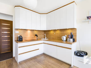 Białe meble na wymiar do kuchni z elementami w kolorystyce drewna, 3TOP 3TOP Modern kitchen MDF