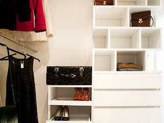 Walk In Closet, Redesign Studio Redesign Studio Modern dressing room Wood Wood effect