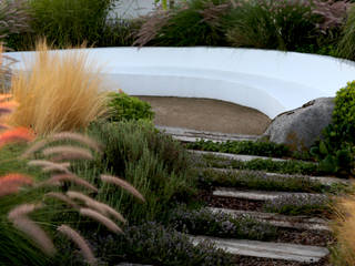 Banco ondulado com vista ao campo, Atelier Jardins do Sul Atelier Jardins do Sul Jardines de estilo ecléctico