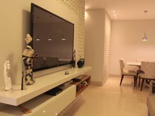 Projeto de interiores de apartamento StudioM4 Arquitetura Salas de estar modernas TV e mobiliário