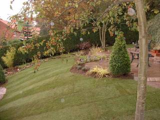 Stream and seating areas on a grassy bank, Mike Bradley Garden Design Mike Bradley Garden Design