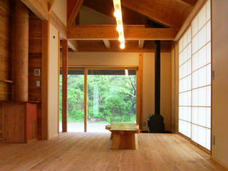 トトロの森に佇む家, AMI ENVIRONMENT DESIGN／アミ環境デザイン AMI ENVIRONMENT DESIGN／アミ環境デザイン Living room