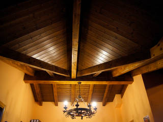 Cubierta ejecutada con panel de madera panelestudio, panelestudio panelestudio Classic style corridor, hallway and stairs لکڑی