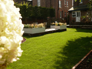 Contemporary Family Garden, green and wood green and wood Jardines clásicos