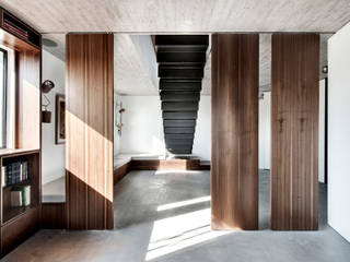 Duplex Penthouse in Tel Aviv, toledano + architects toledano + architects Ruang Keluarga Minimalis Kayu Wood effect