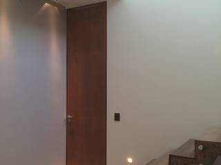 Casa ANV, Israel & Teper arquitectos Israel & Teper arquitectos Modern corridor, hallway & stairs