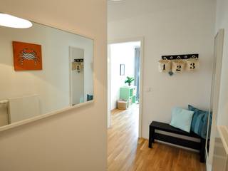 kleine Musterwohnung in türkis/orange, Karin A. Karin A. Country style corridor, hallway& stairs