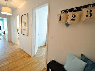 kleine Musterwohnung in türkis/orange, Karin Armbrust - Home Staging Karin Armbrust - Home Staging Country style corridor, hallway& stairs