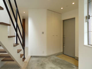浅間台の家, ＯＡＲＫ一級建築士事務所 ＯＡＲＫ一級建築士事務所 Modern corridor, hallway & stairs