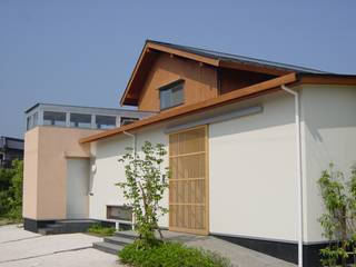 長屋門の家, AMI ENVIRONMENT DESIGN／アミ環境デザイン AMI ENVIRONMENT DESIGN／アミ環境デザイン Asian style houses