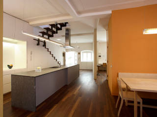 Appartamento Centro Storico Bolzano, Arch. Gertrud Kofler Arch. Gertrud Kofler Cucina moderna Legno Effetto legno