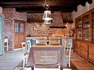 Storica cascina trasformata in moderna country house, Fabio Carria Fabio Carria Rustic style kitchen