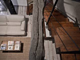 Storica cascina trasformata in moderna country house, Fabio Carria Fabio Carria Rustic style living room