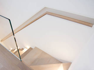 ​A minimalist floating staircase with oak-clad treads and glass wall balustrades, Railing London Ltd Railing London Ltd Modern corridor, hallway & stairs